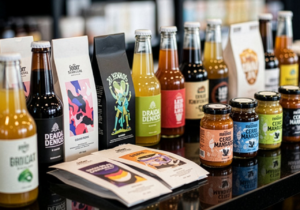 Rótulos adesivos ou sem adesivo: guia completo para escolher a solução ideal para seu produto